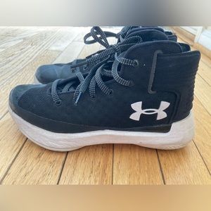 Under Armour basketball sneakers.  Size 4Y ( USA Size 4 youth).